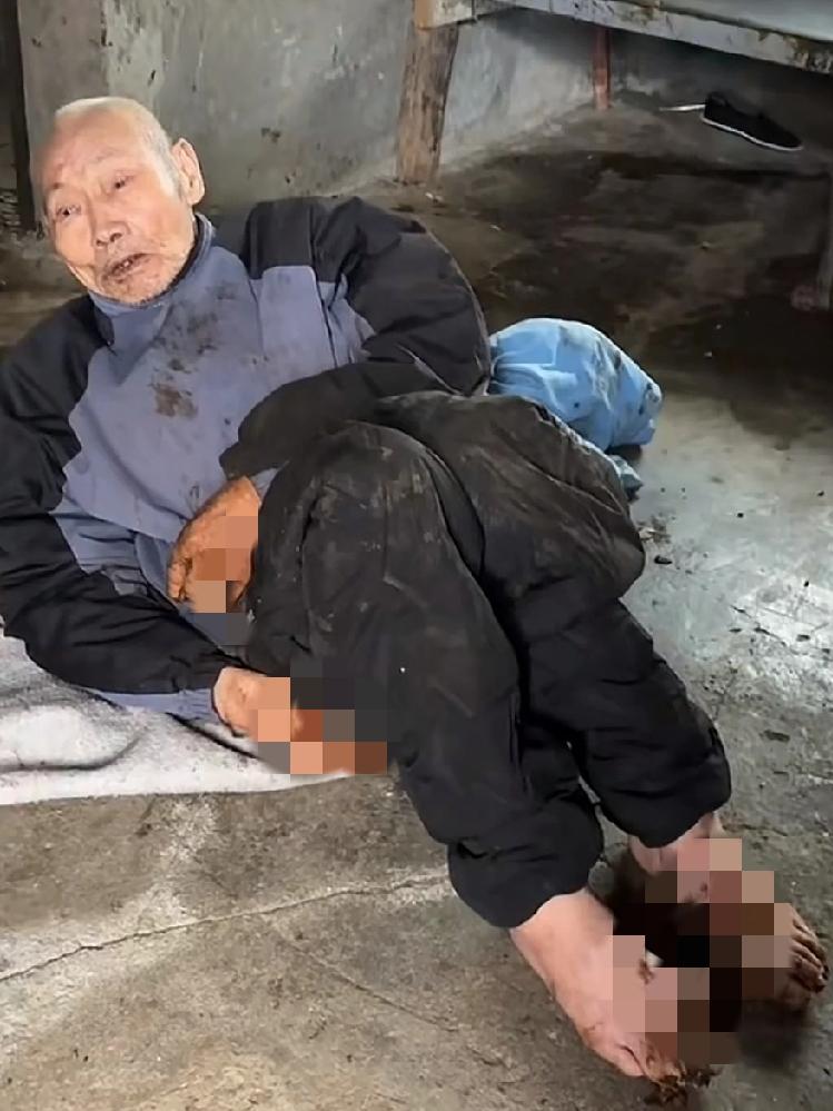 女儿进屋见到父亲顿时崩溃大哭，不知该怎么清理父亲这满身臭哄哄的大bian，连整床