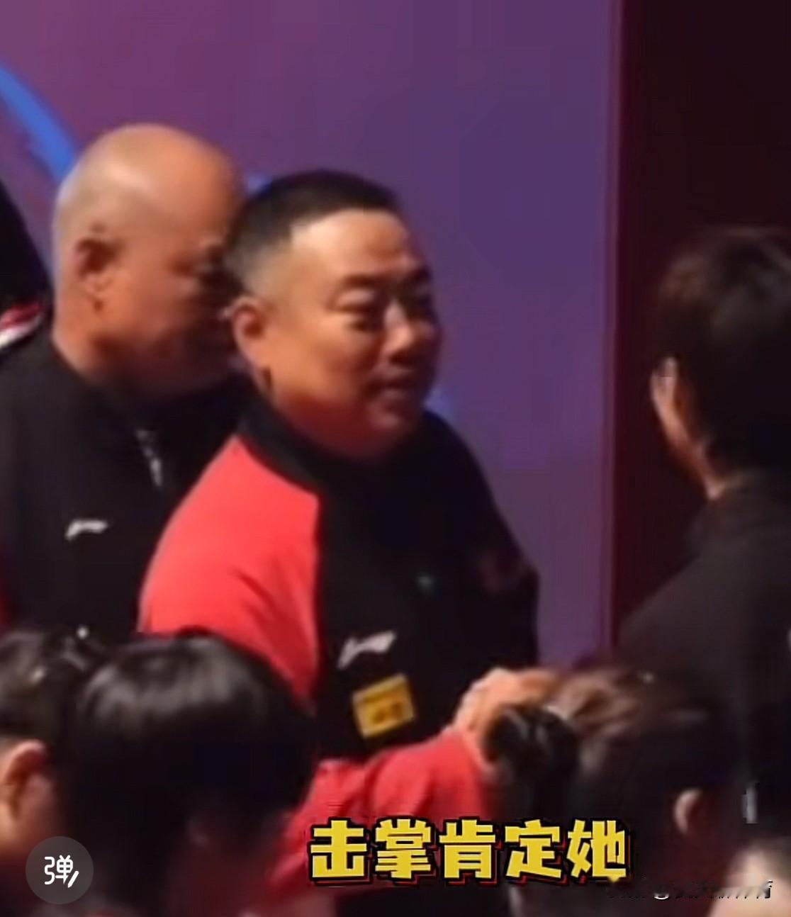 刘国梁显然是更有亲和力的！国乓大合影环节，国梁站在不起眼的旁边，合影结束后，还找