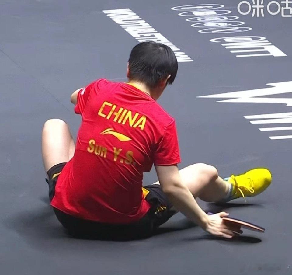莎莎为了救球滑倒了这就是体育竞技思想知道想过去，但身体过不去心疼莎莎～孙颖莎滑倒