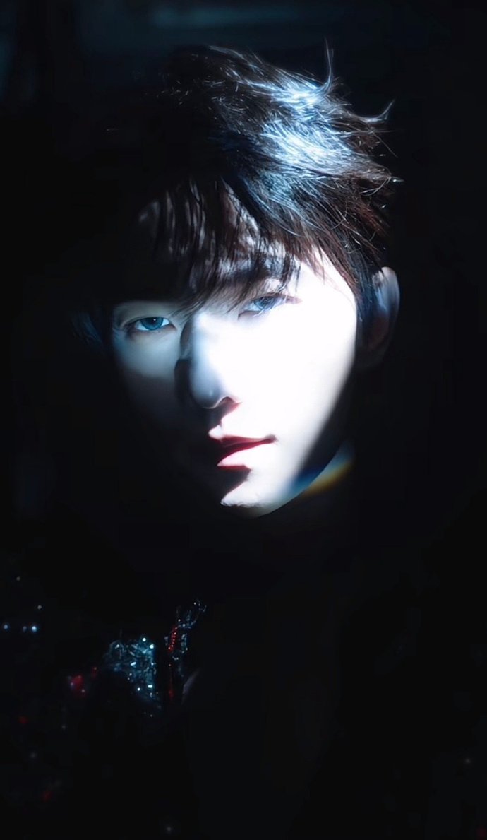 杨洋天黑变身杨洋美的像AI杨洋美的像AI，杨洋天黑变身，谁懂这个杨洋一身暗夜