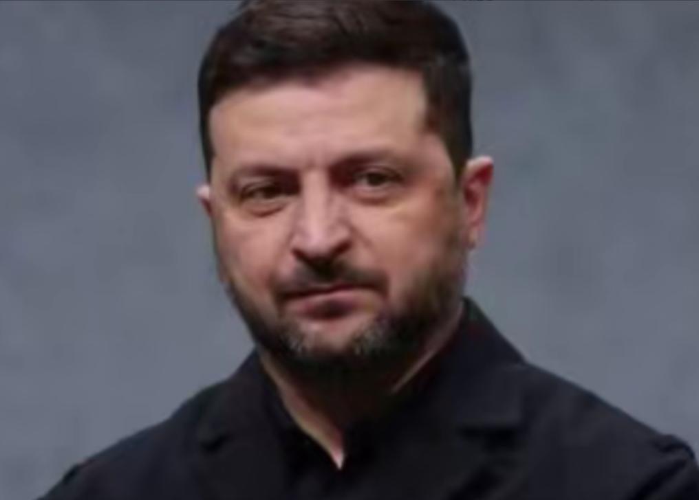 泽连斯基现在连装都不装了。 以前他去欧洲，是求人。穿着军绿色T恤站在各国议会