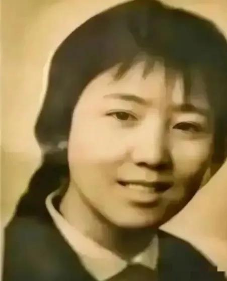 1972年，泥瓦匠张复生迎娶了女知青乔献华。新婚夜，他发现妻子的腰很粗，面对他的