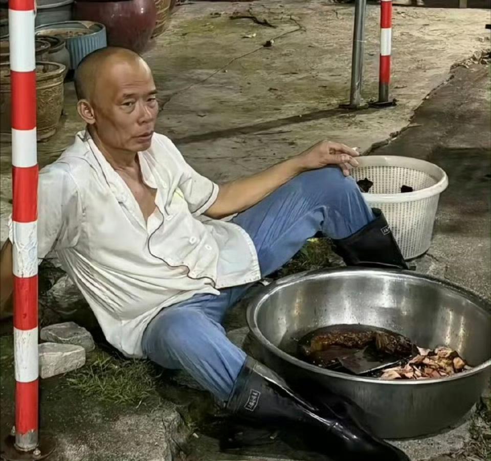 终于弄明白了！为什么这家鸡煲“越劝退越火”，不是因为它味道特好吃，也不是营销多