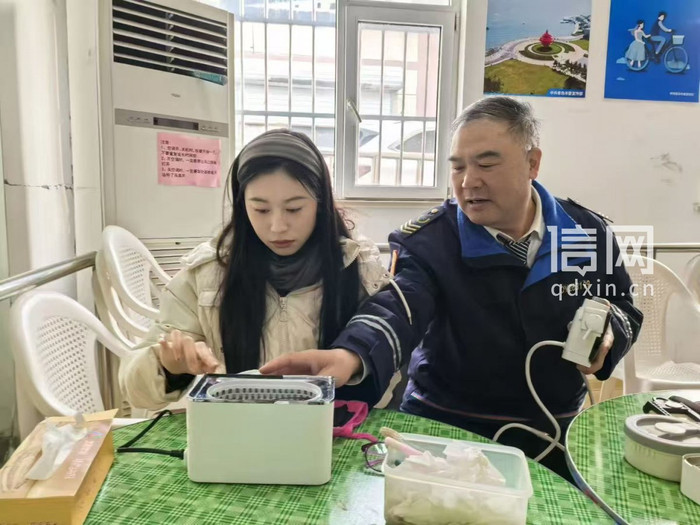 父女携手传递公益温度 信新相映走进北山社区