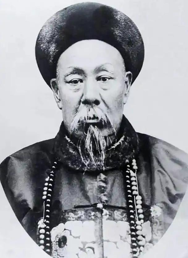 1869年，左宗棠下令斩杀降将董福祥，刽子手挥刀砍下，只听“咔嚓”一声，董福