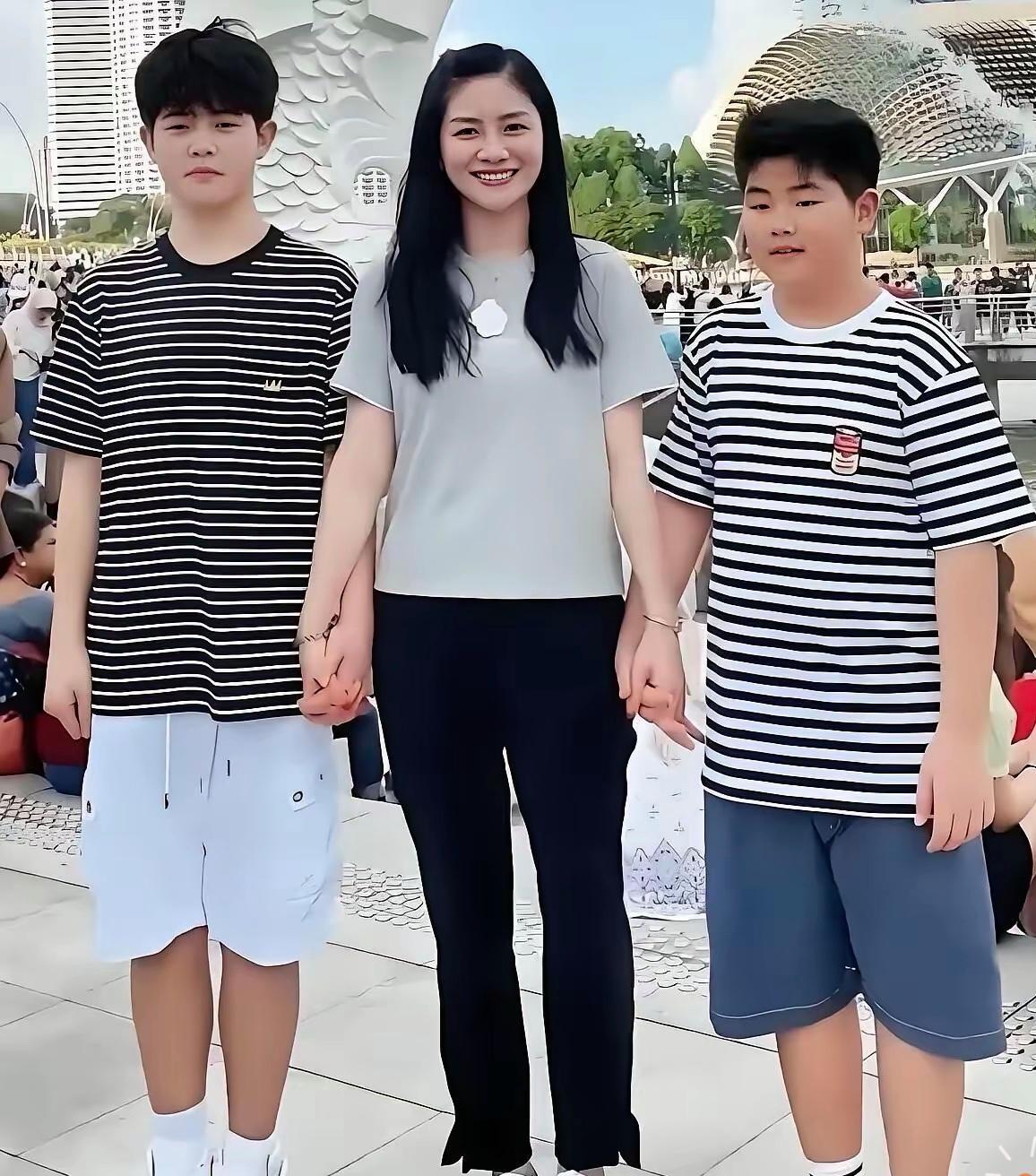 妈妈长得那么漂亮，两个儿子却相貌平平！