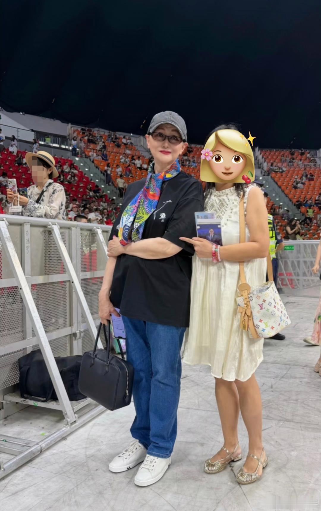 张智霖演唱会家人现身！儿子长得帅，妈妈好年轻，袁咏仪状态真好