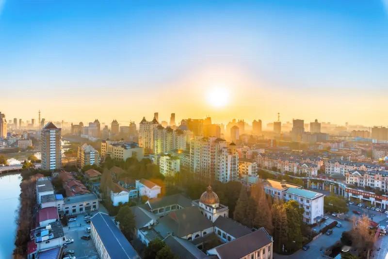 南通楼市：2022年初市场高点时，崇川区均价一度站上2.1万/㎡，如今回落至