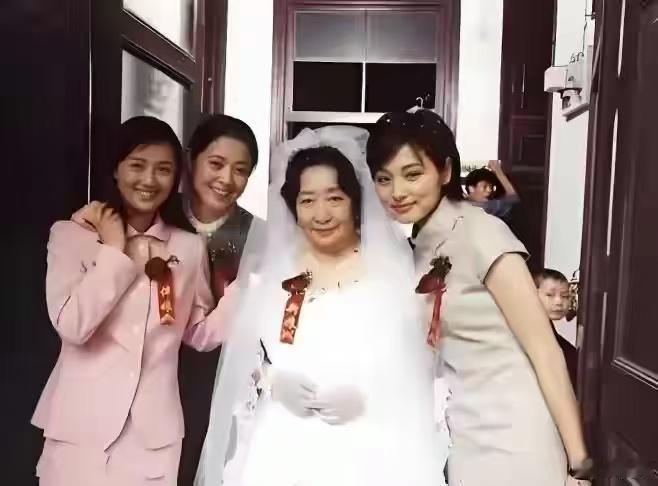 泪目！倪萍发文悼念彭玉，一张“全家福”，两年发了两次了[哭哭]两年走了两位故