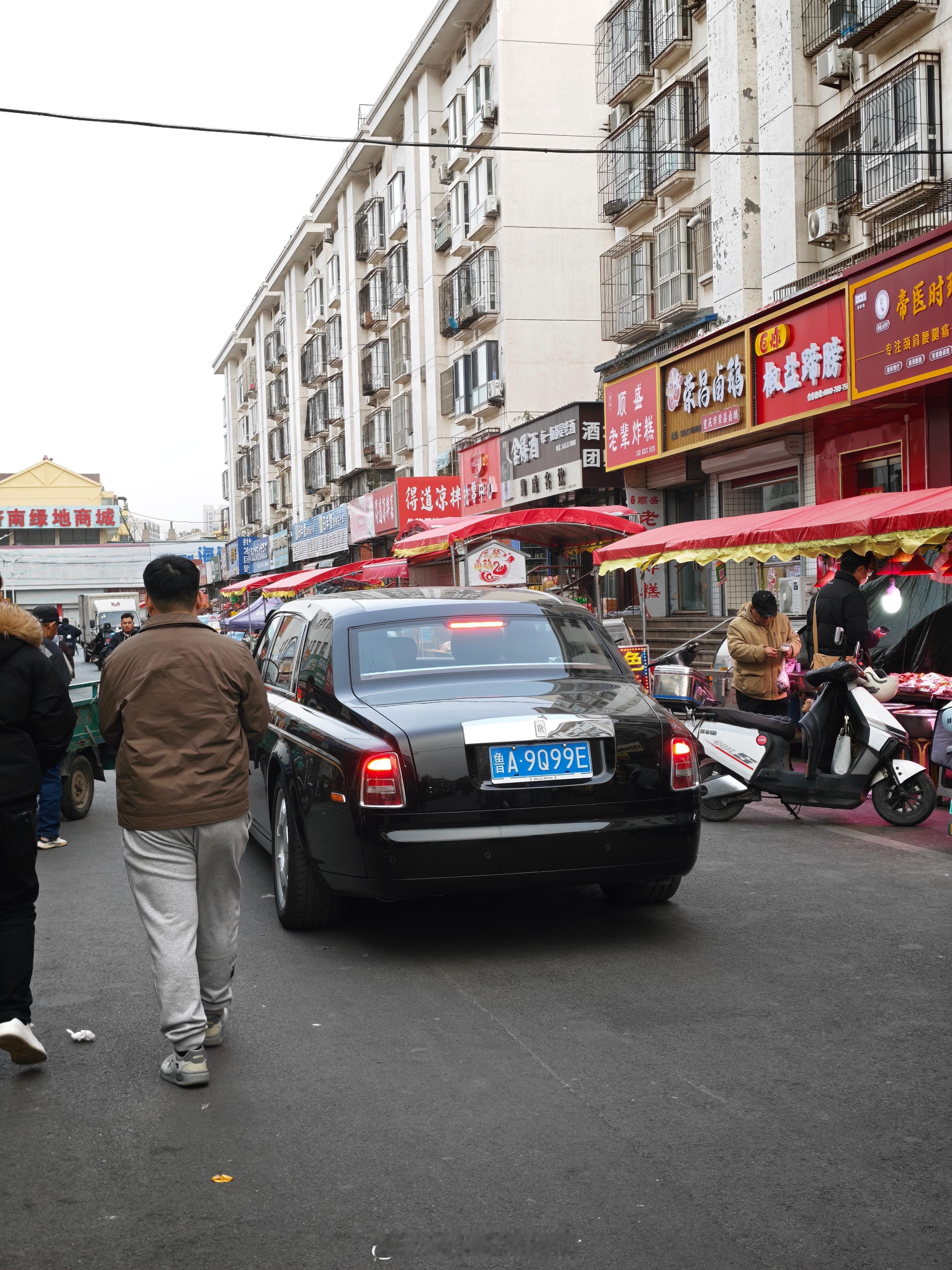 今天看到劳斯逛菜市场