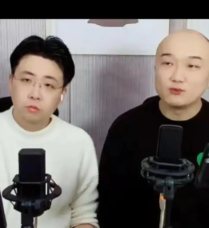 你刷到姜昆徒弟骂郭德纲的视频了吧？假的，从头到尾都是剧本。那两个主播根本不是