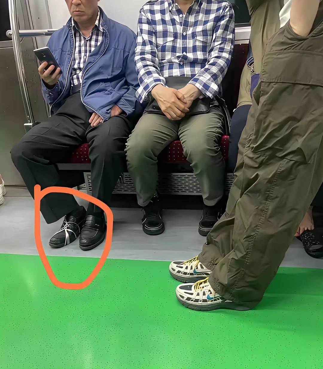 大家猜猜，这位大叔的鞋为啥用绳子绑上了？