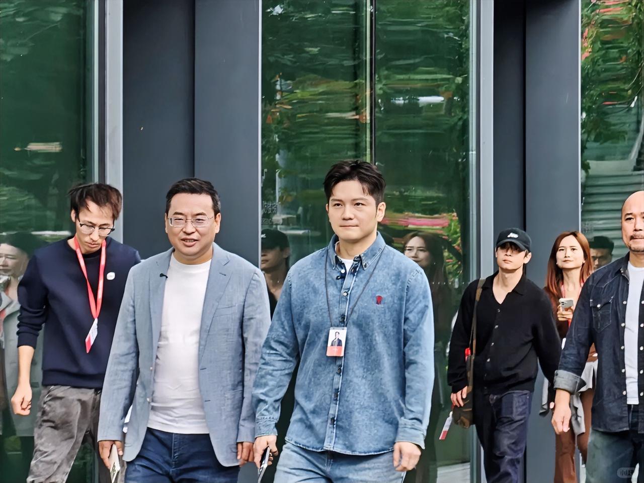 发现了吗？樊振东现在已经和之前的他完全不一样了！尤其是他这次被邀请去小米