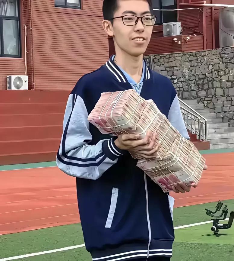 此生名叫栾天昊，山东烟台青华高中学生，去年高考裸分681分，被清华大学提前录取。