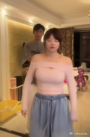 黄一鸣被小虞老师养得壮实极了。闪闪和姥姥去杭州上模特培训课了。黄一鸣和她男朋