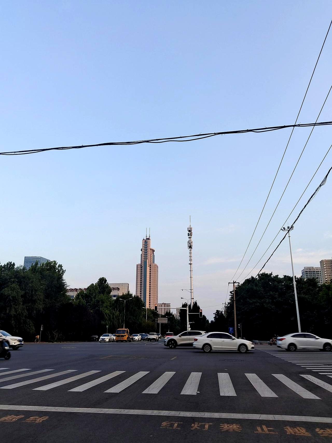 7000块一平还带精装修，现在省会城市的开发商都卷到开始做慈善了吗？昨晚跟几个
