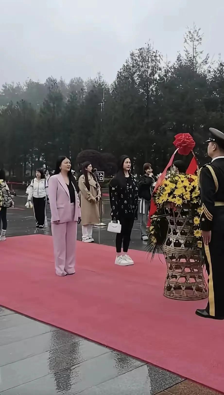 时隔多日李湘再次露面，不化浓妆不抹口红，两个月时间瘦了一大圈最近李湘和王诗