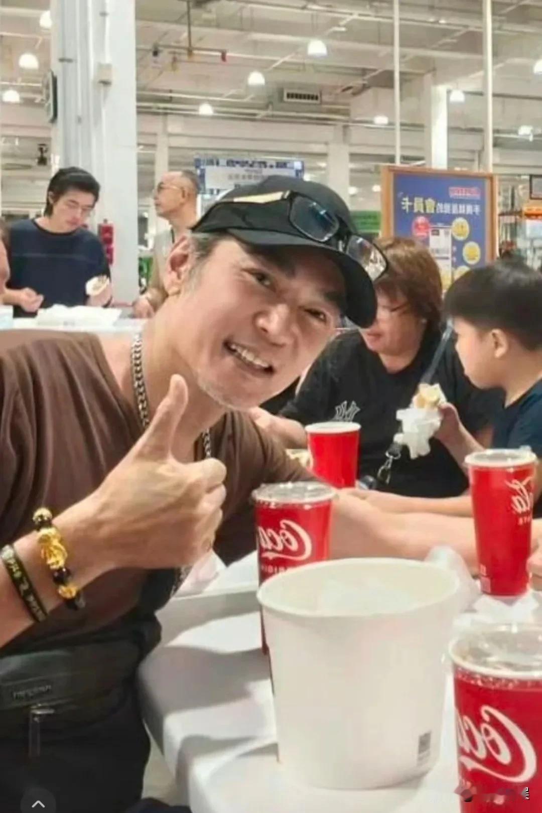 还记得《小李飞刀》里那个神情忧郁又帅气潇洒的“李寻欢”吗？近照他老的好快啊，都