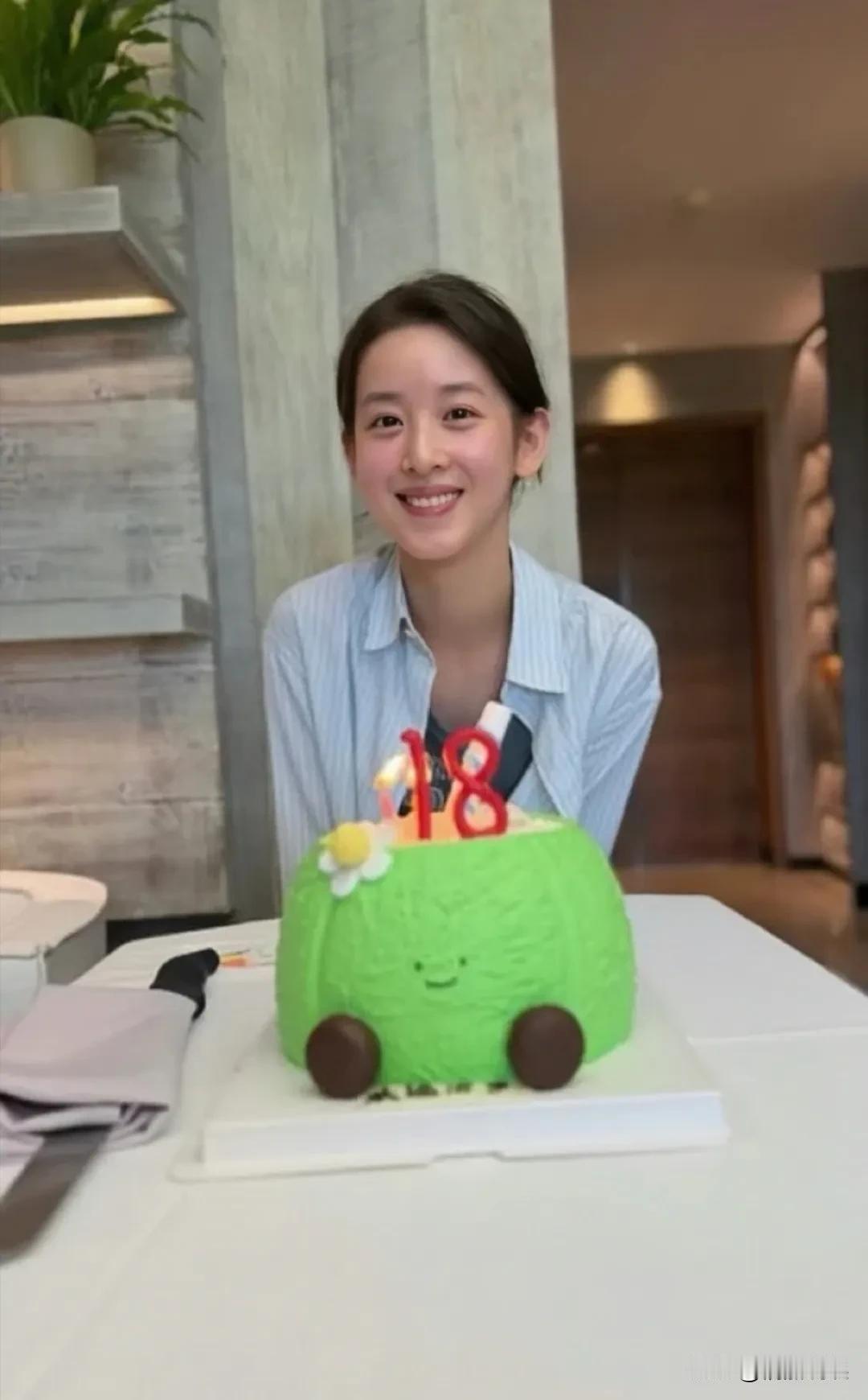 章泽天晒庆生照，庆祝自己的32岁生日。第一张照片是在伦敦家里的豪宅里，她素颜朝