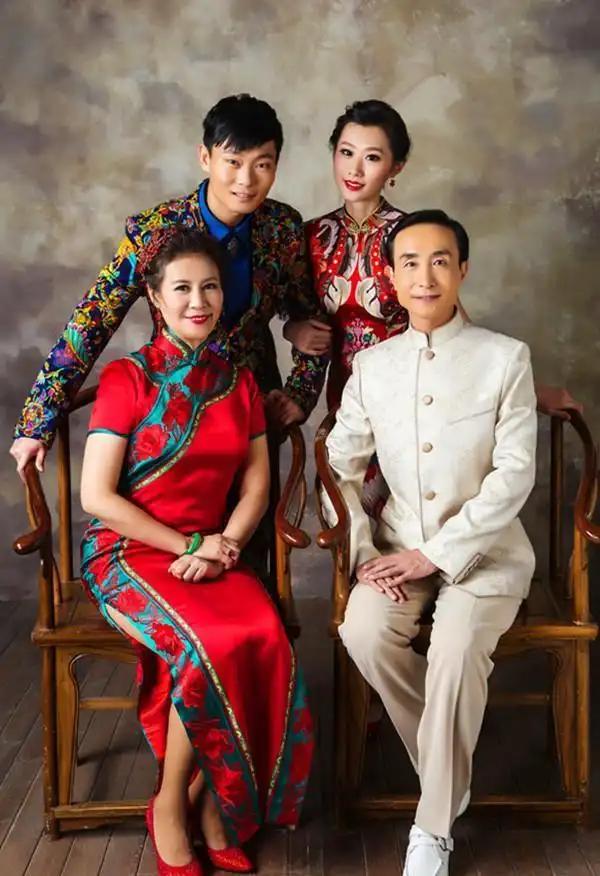让我们一起来欣赏一下著名喜剧表演艺术家巩汉林老师的全家福吧：镜头中四位成员都