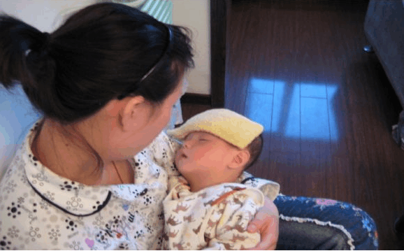 吃母乳的新生儿拉肚子, 是宝妈出了问题, 得去医院检查