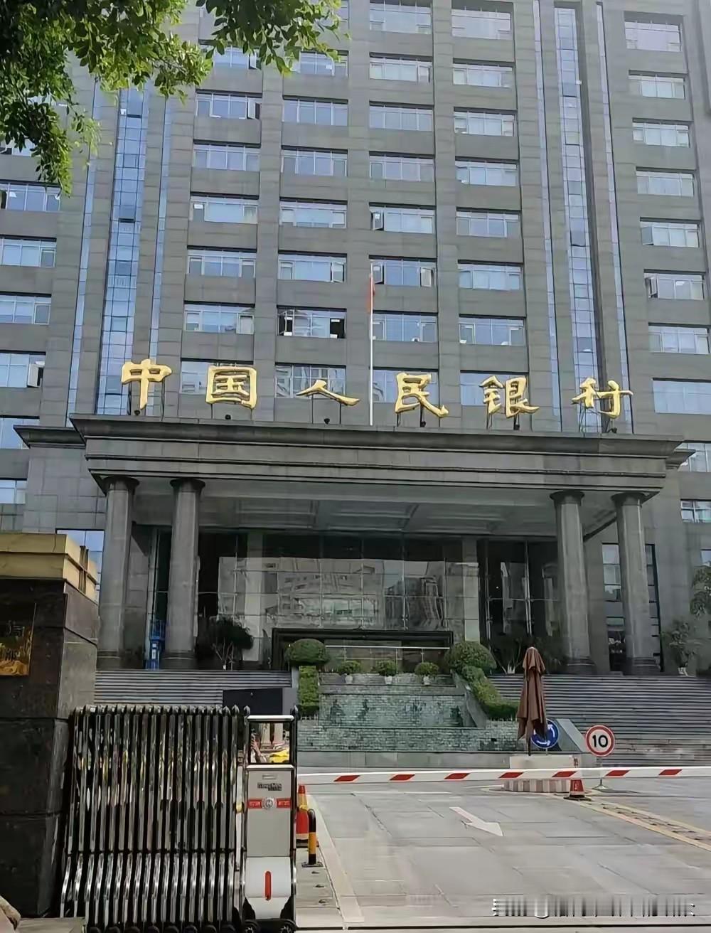 11月30日，银行终于传来好消息！从12月1日开始，去银行不管是取钱还是存