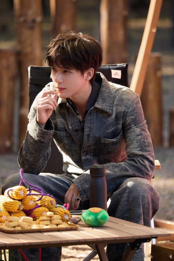 王安宇金晨在旅综拍恋综，金晨学王安宇挑眉，王安宇模仿金晨大笑，两人连对方的小习惯