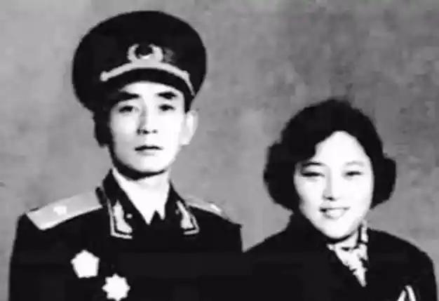 1953年7月，第28军军长朱绍清回乡探亲，妹夫赶来迎接。妹夫满脸笑容，却被朱军