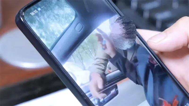 这事儿听着就让人来气——前几天河北一对新人结婚，婚车在酒店门口被一群人拦下，张口