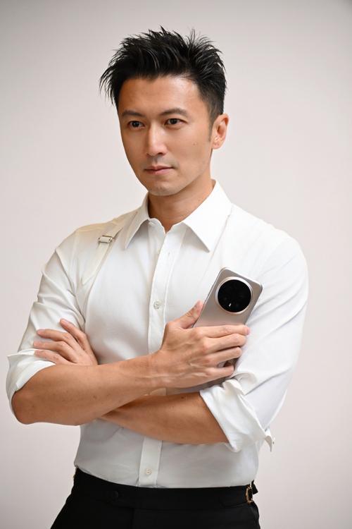 45岁的谢霆锋，真的成熟了。从前是桀骜叛逆的摇滚少年，棱角锋利、遇事冲动；如今舞