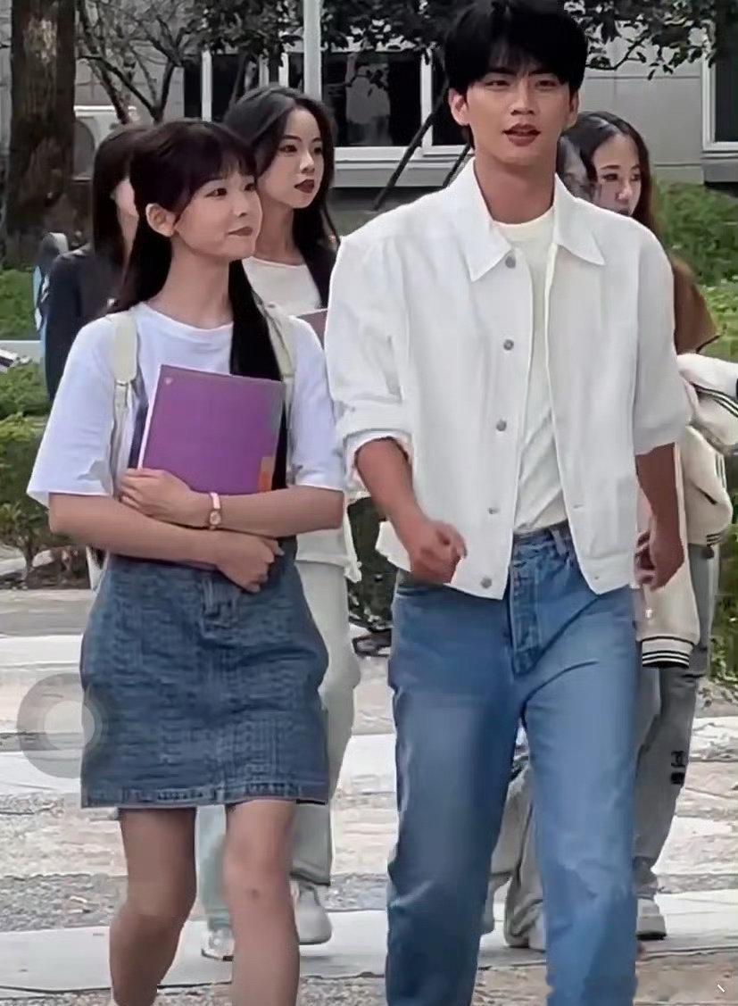 这是啥电视剧，怎么感觉群演比女主还漂亮啊