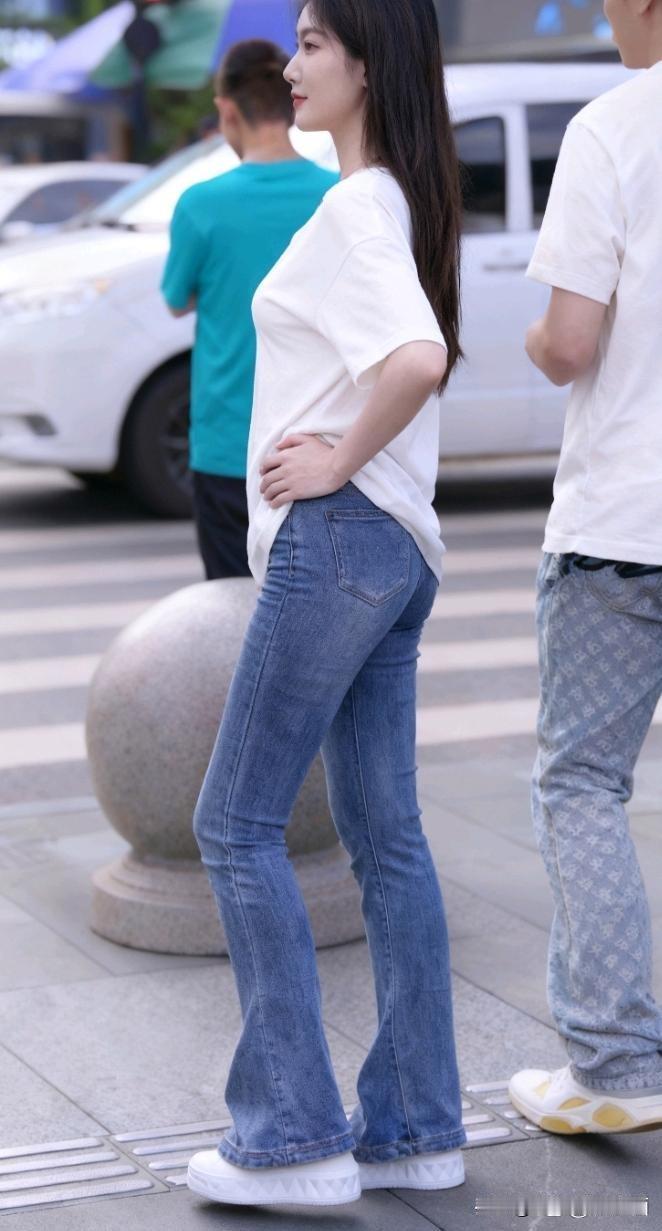 都市街头，简约时尚的穿搭才是王道。就像杭州流行的“白开水”穿搭，简直是都市街头的