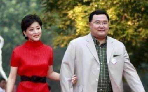 1994年，26岁的杨澜不顾父母的反对，坚决要和银行上班的丈夫张一兵离婚，转身嫁