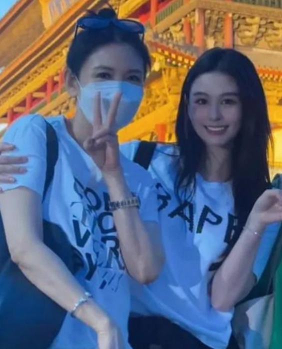 57岁邱淑贞携女游西安母女同框似闺蜜超养眼
