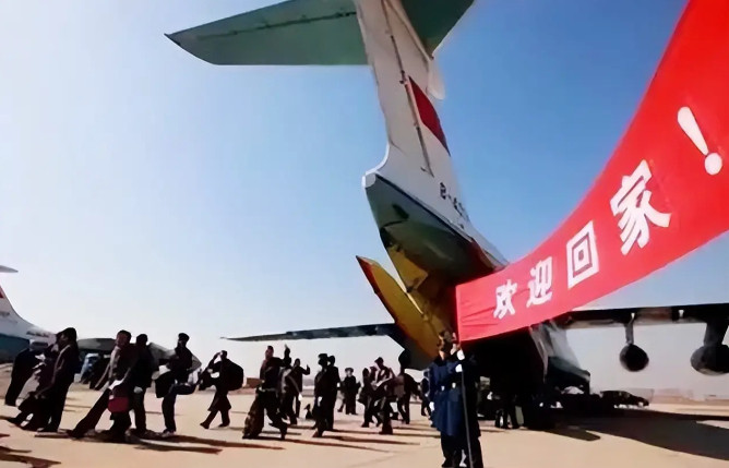 海外华人后悔入籍新加坡，感慨战争区分出强弱国，不能再搭祖国的撤侨飞机！最近，一段