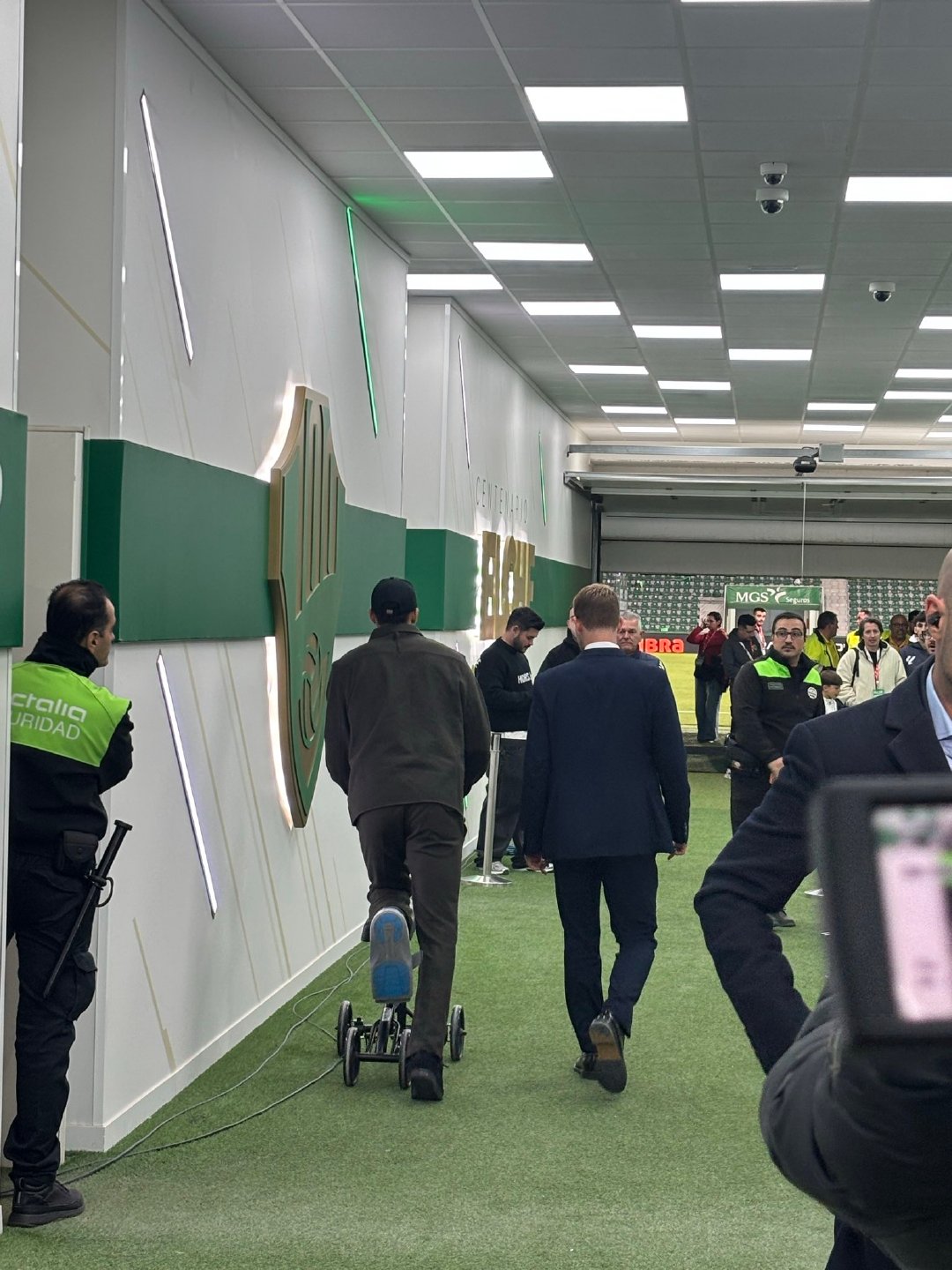 阿什拉夫来到了球员通道，和老朋友们见面