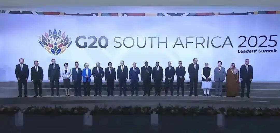 一觉睡醒。是不是全网都知道了。昨晚至今晨，南非约翰内斯堡一场重要经济