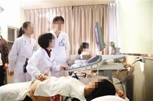 高龄产妇辛苦顺产龙凤胎, 产后却称肚子不对劲, 医生查看后吓坏了