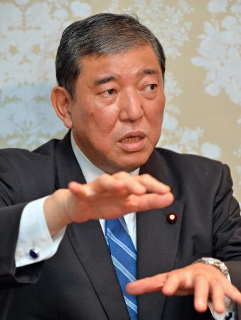 中国军力都这么强了，日本为啥还敢蹦跶？石破茂一句话点破真相。咱们的航母一艘接一艘下水，隐身战机满天飞