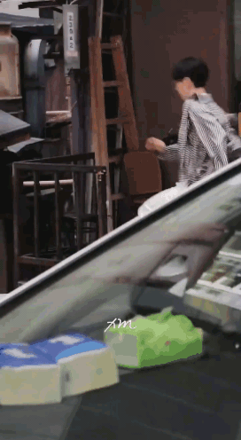 成毅跑太快没收住扑进人群！成毅拍这场戏的时候，唰的一下就从我们面前冲了过去，但