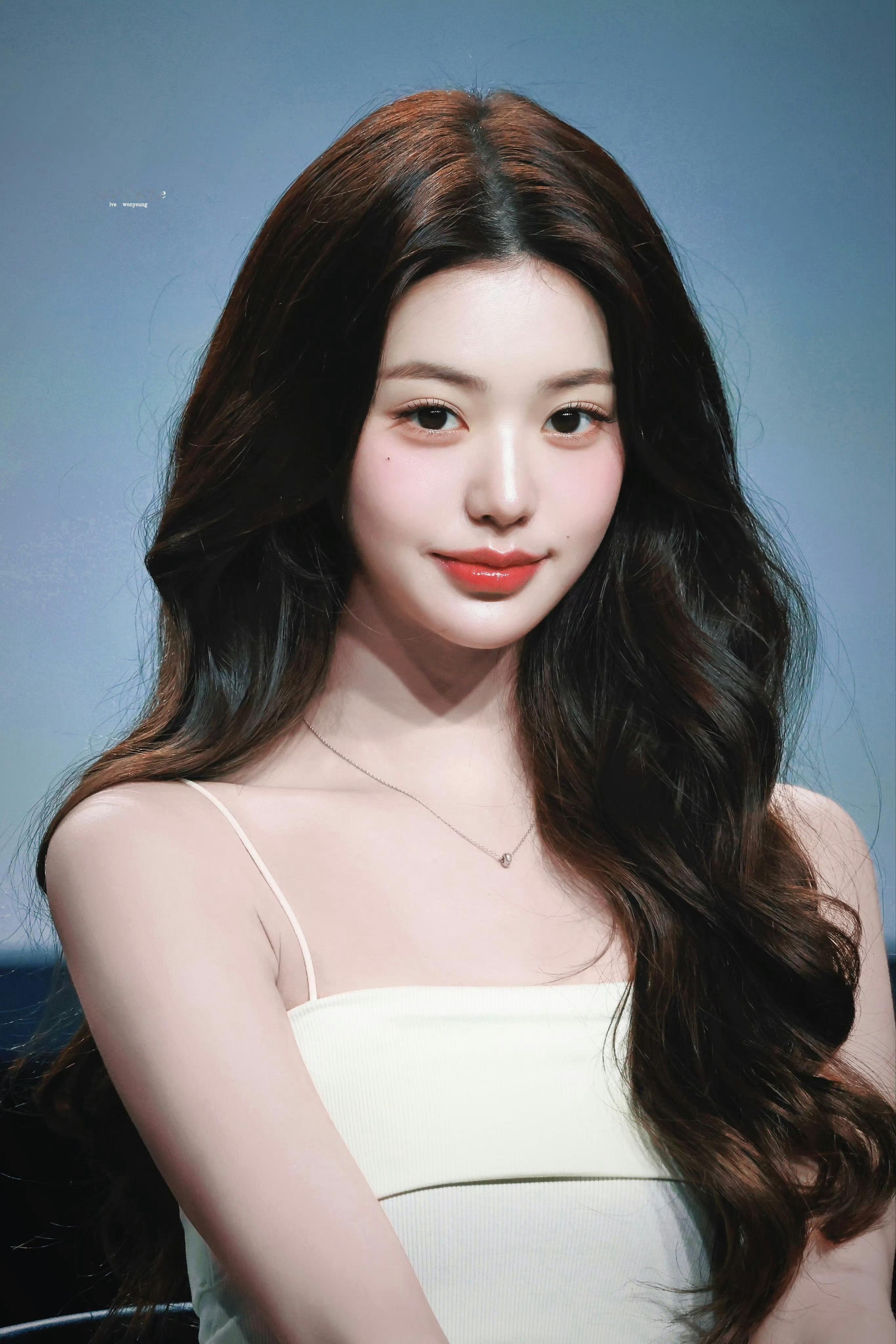 怎么会有miu味这么浓的一张脸张元英的脸摆在那根本不需要服装加持就是mium