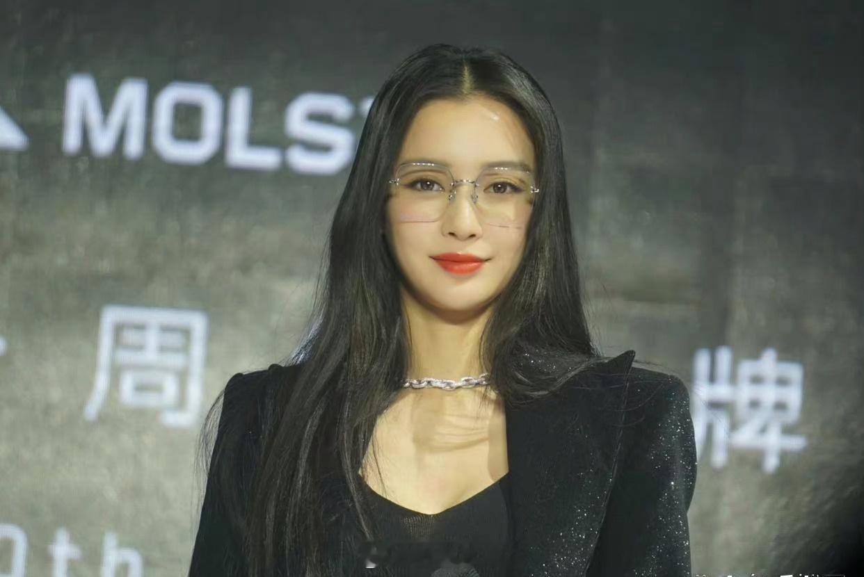 离婚后的杨颖开始装嫩了