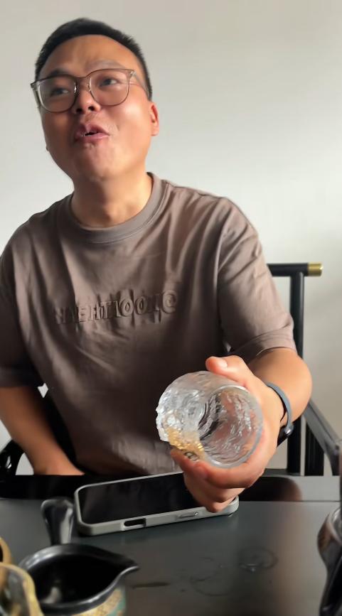 浙江杭州，一男子出差回到家，习惯性地拿起他的“宝贝茶杯”准备泡茶，结果刚碰到杯子