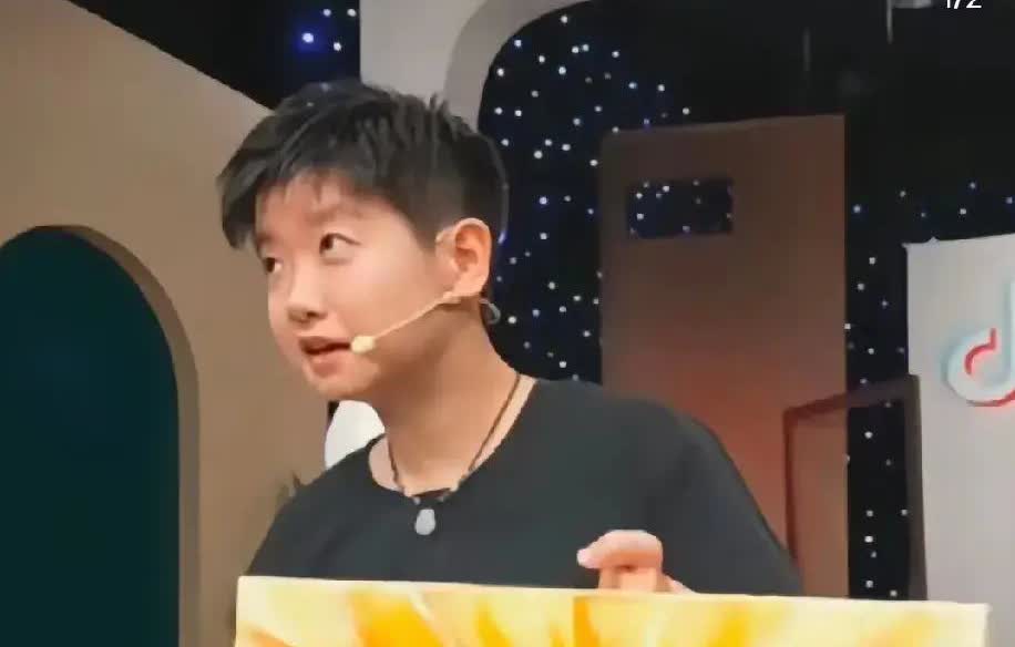 孙颖莎沉默不语，只是一味低头看画，这确定画的是我吗？旁边的作家信誓旦旦，这就是你