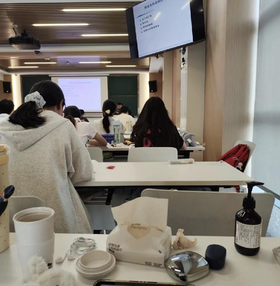 老婆去一家百十来人的餐饮小公司去面试，因为是人资岗，在和hr简单沟通后，就被带进