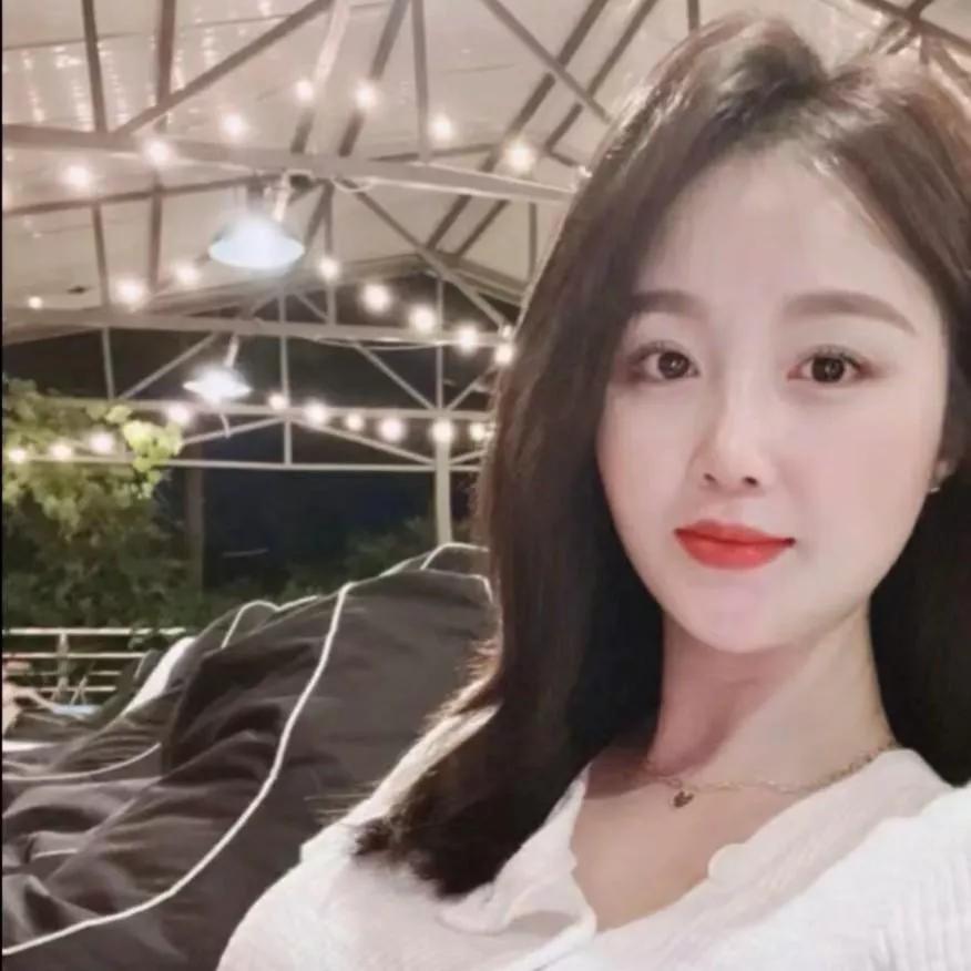 在浪漫的夜晚，与心爱的人在露天咖啡馆共度美好时光秋日里的咖啡馆咖啡馆照咖啡馆