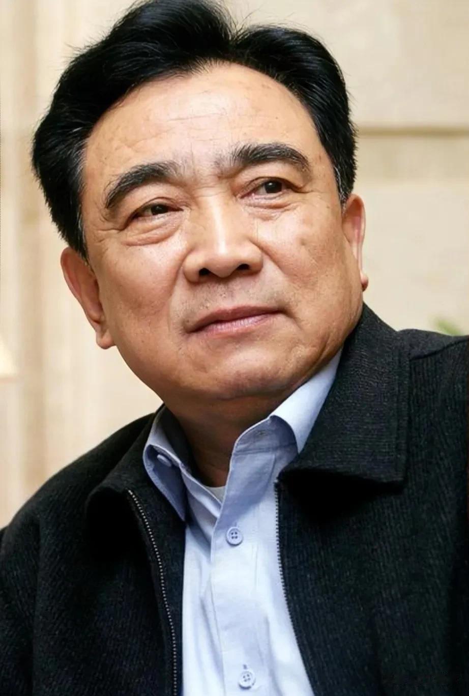 鲍国安曾回忆往事:拍三国的时候，有一天我正在休息，关羽和张飞突然跑过来说:大哥，