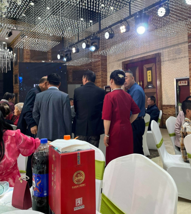 我儿子结婚，亲家的要求多不说，更离普的是他家亲朋好友来参加婚礼，我家还要回礼，一