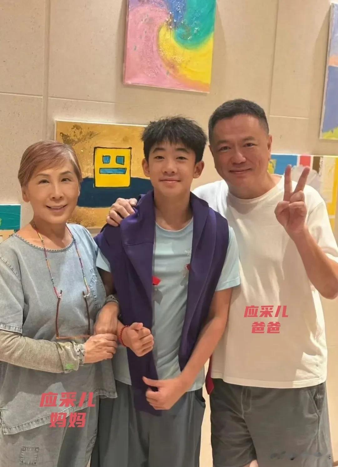 应采儿爸爸“丁爸”晒和外孙Jasper的合照，感叹外孙去英国留学，路途遥远。[呲