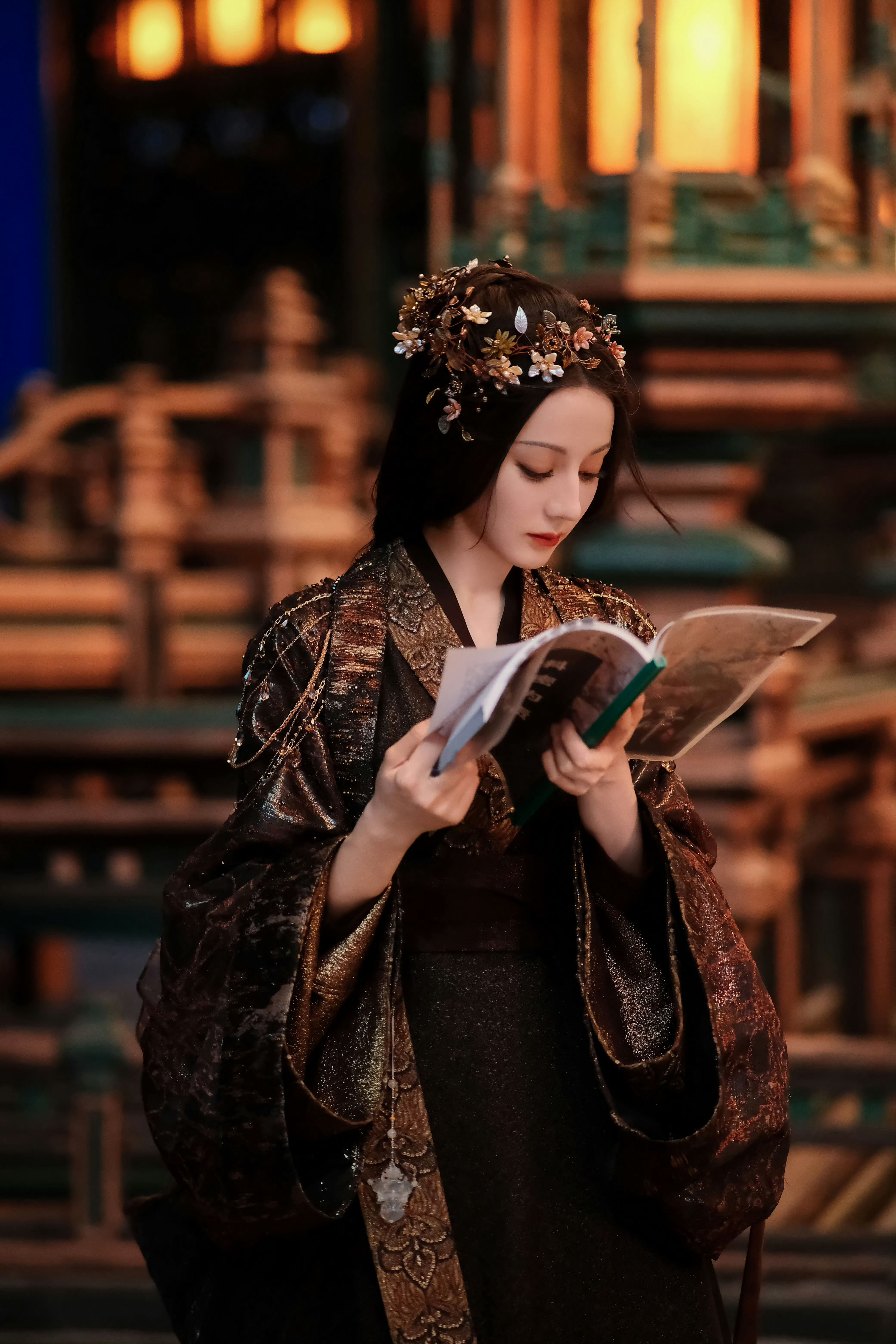 迪丽热巴违章建筑造型谁还没被迪丽热巴鬼新娘造型蛊到！这个剧内质感在线，剧宣也完全